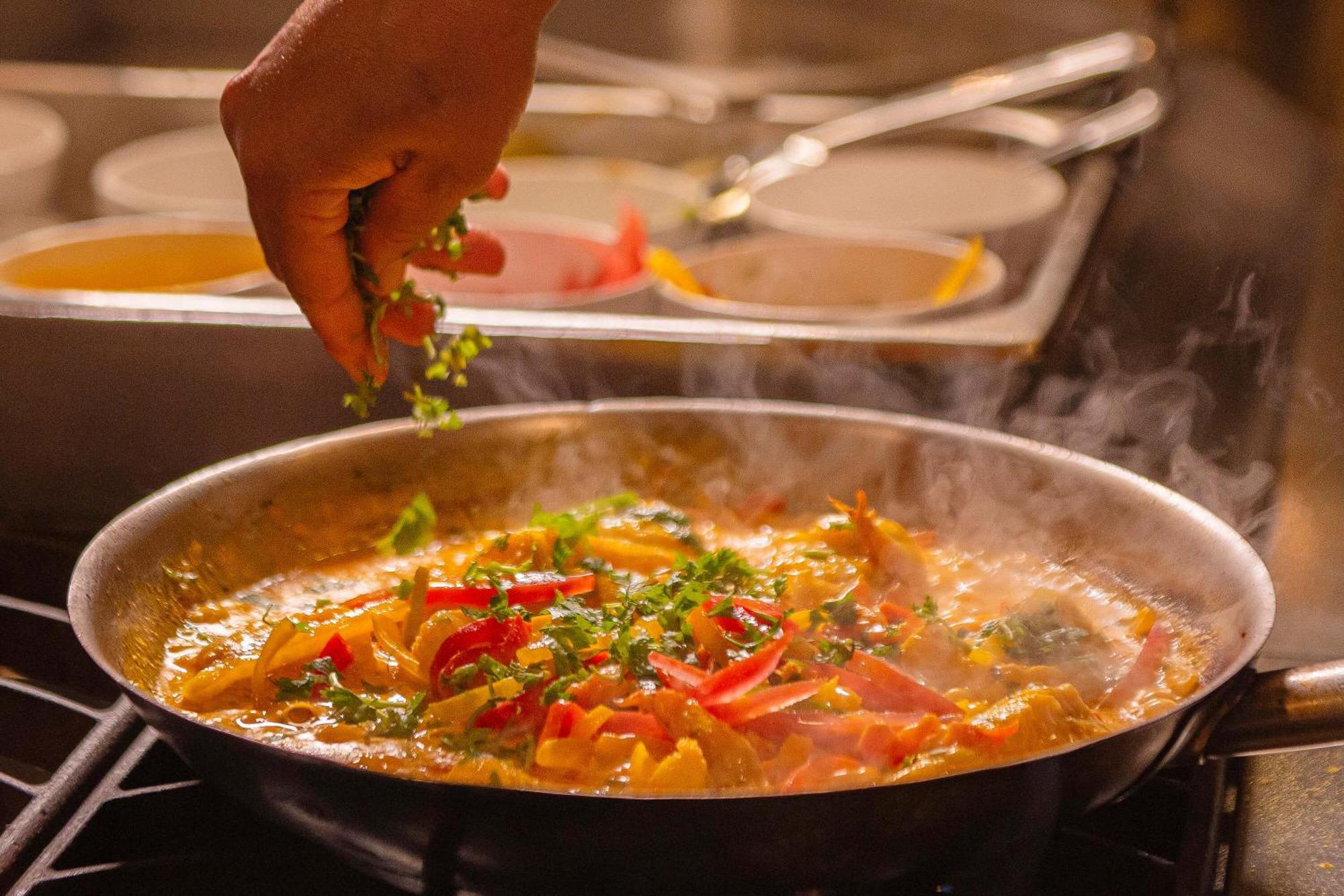 Hotel Deville Prime Салвадор Екстер'єр фото A chef seasoning a dish
