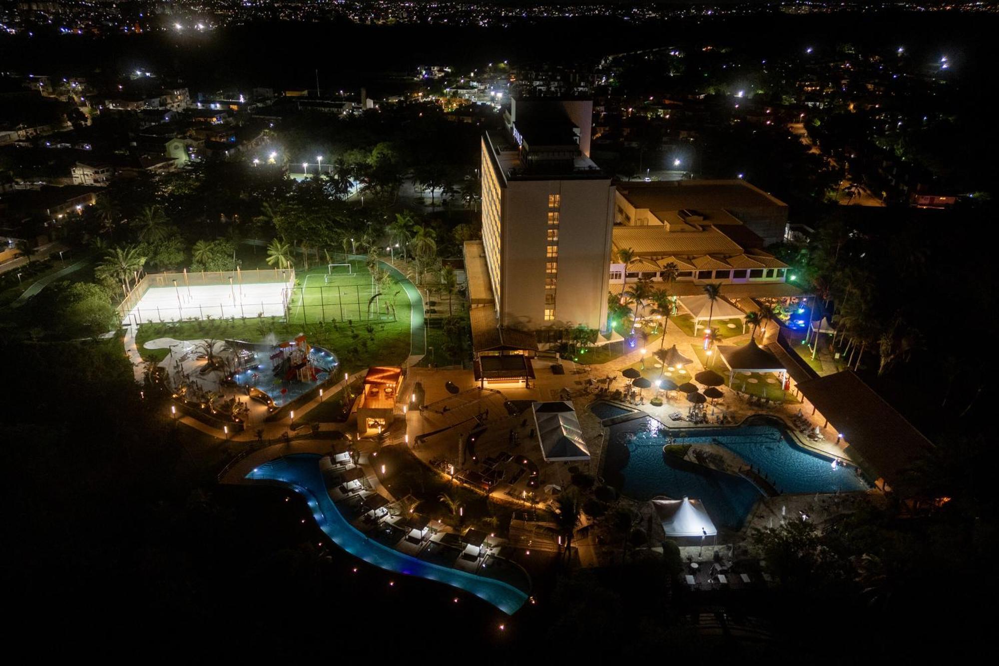 Hotel Deville Prime Салвадор Екстер'єр фото Aerial view of the hotel at night