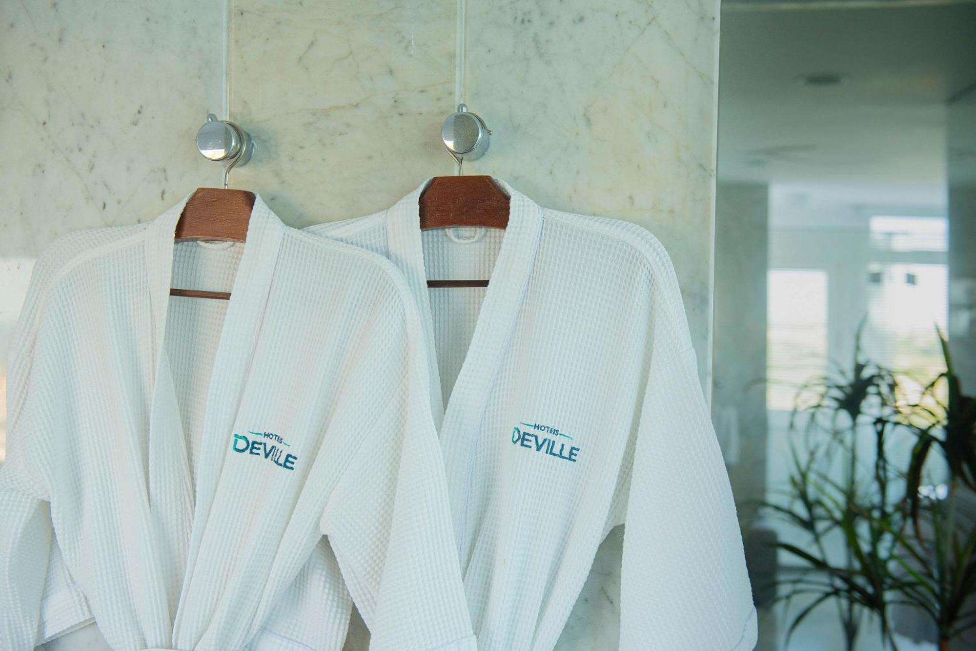 Hotel Deville Prime Салвадор Екстер'єр фото Two bathrobes