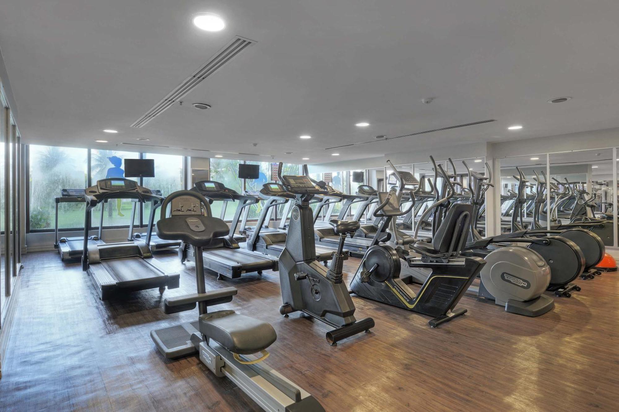 Hotel Deville Prime Салвадор Екстер'єр фото The gym at the hotel
